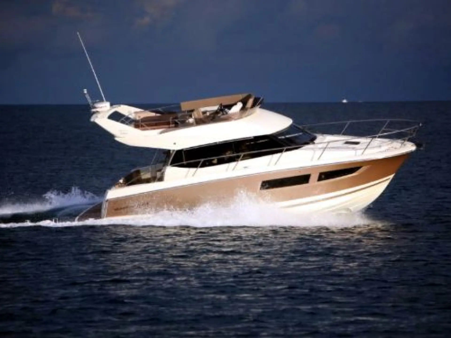 Prestige 350 Flybridge — 1/22