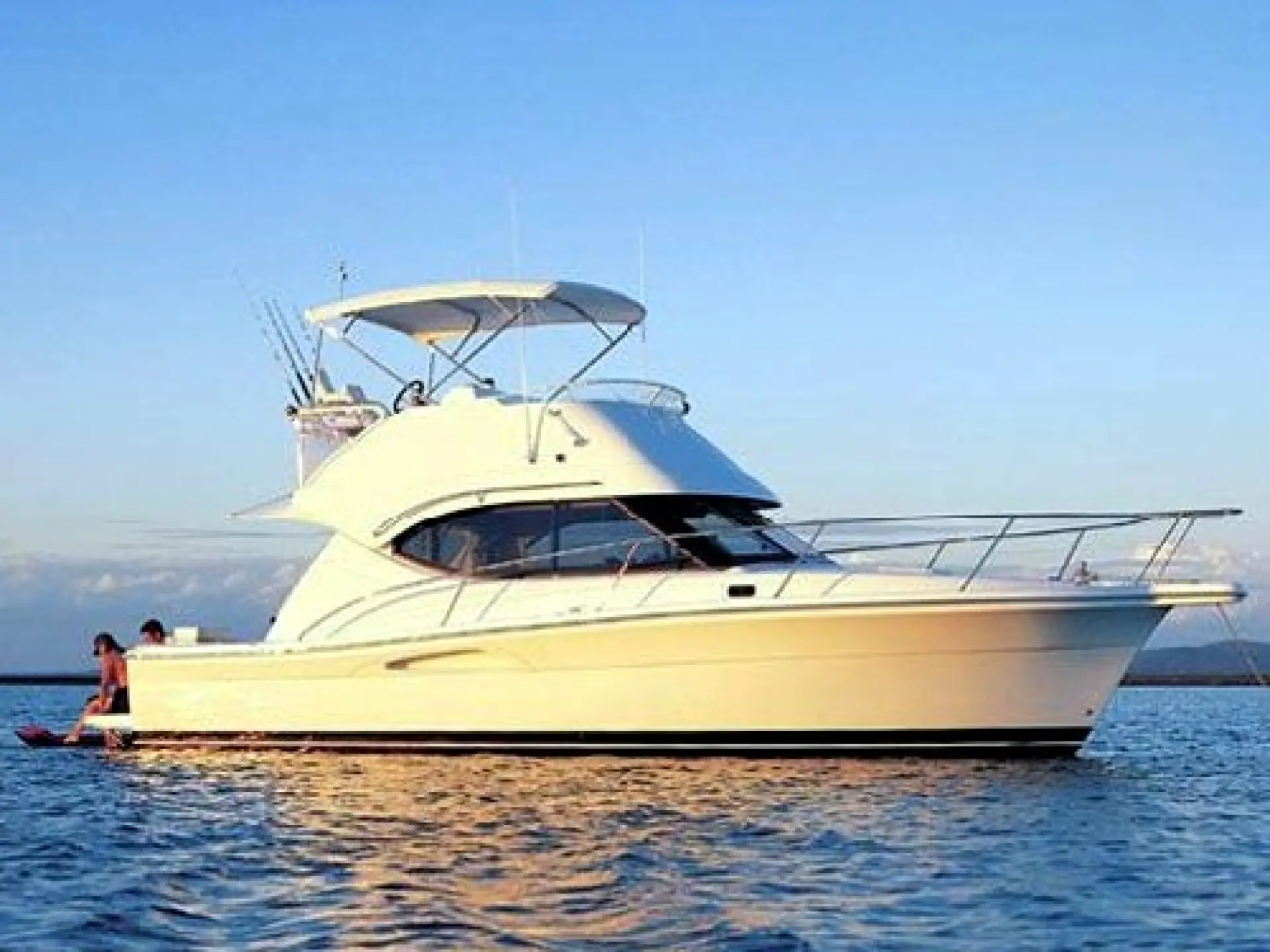 Riviera 33 Flybridge Convertible — 2/13