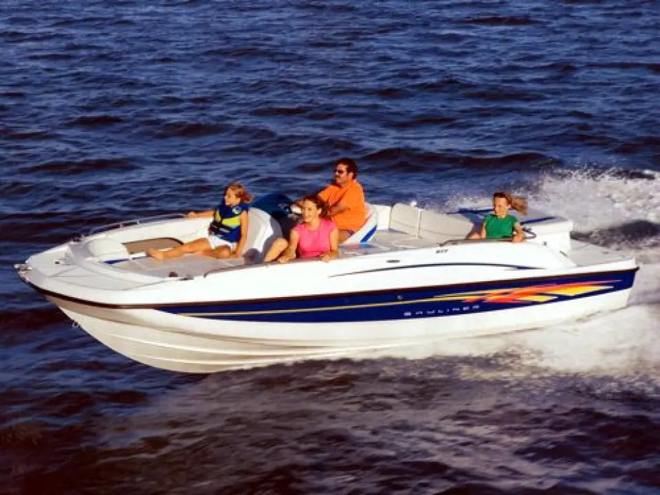 Bayliner 217 Deck Boat · 2006