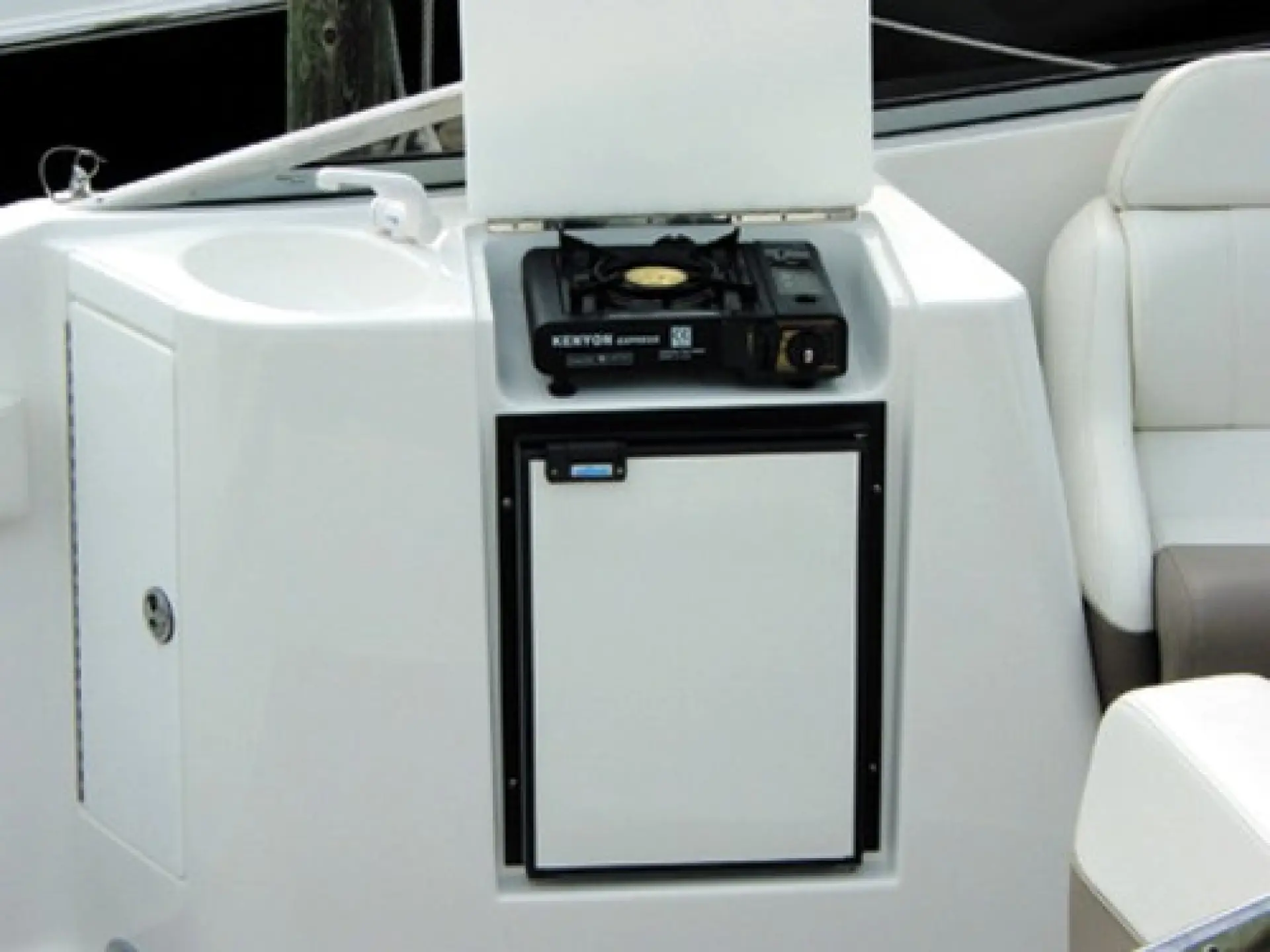 Regal 2650 Cuddy — 4/6