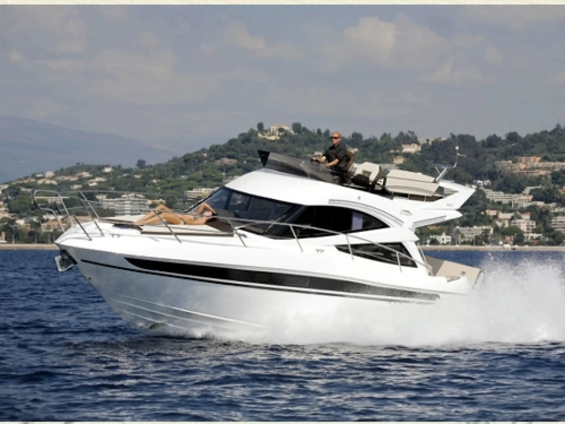 Galeon 340 Fly — 9/32
