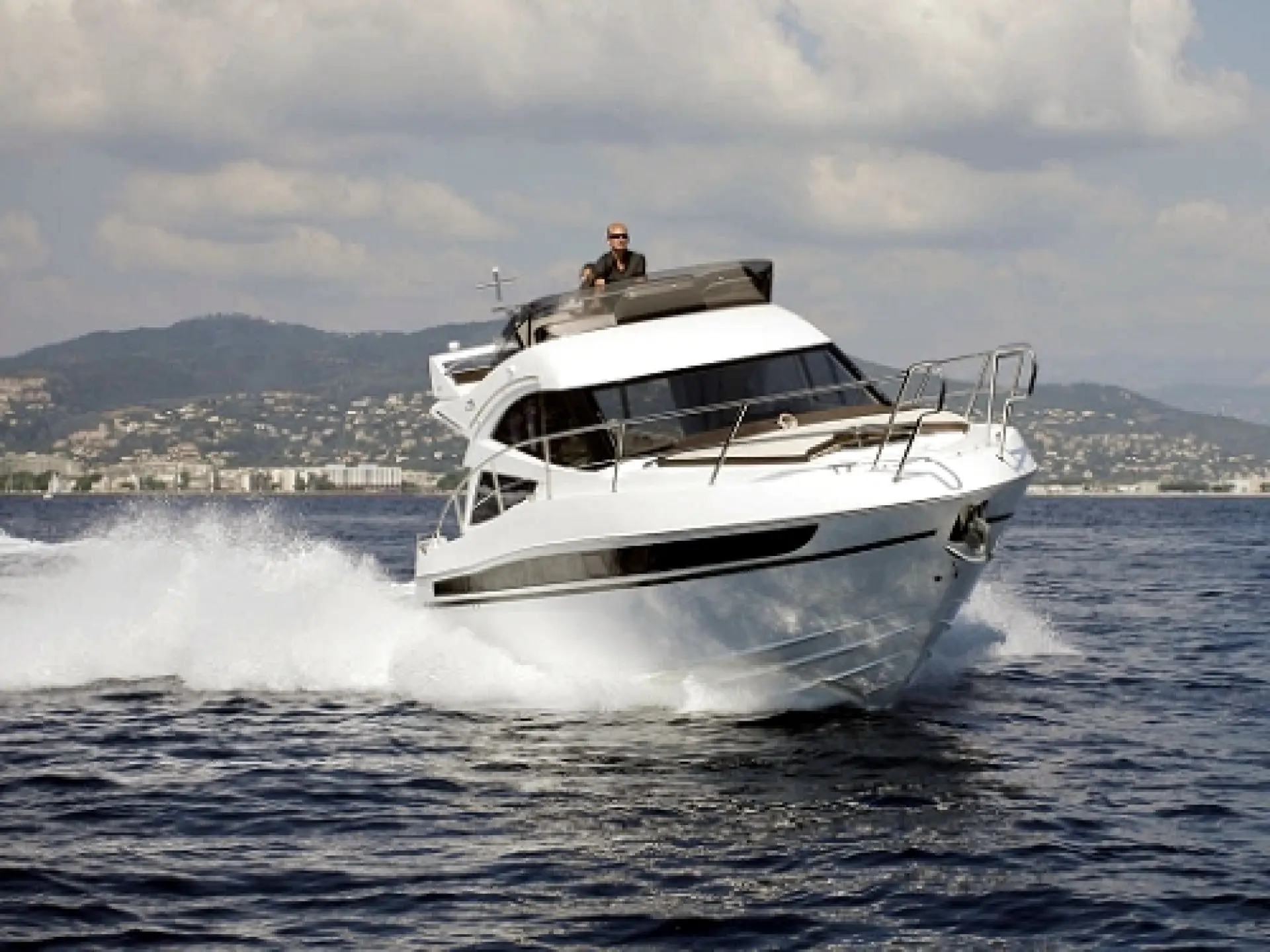 Galeon 340 Fly — 10/32