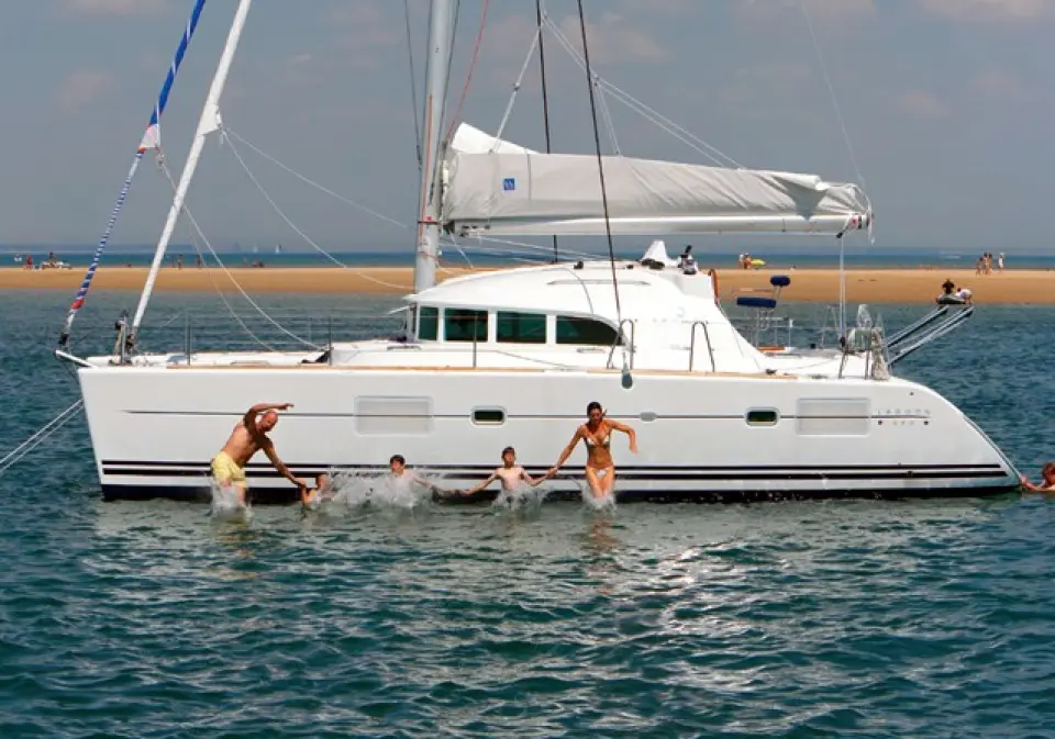 Lagoon 380 · 2000