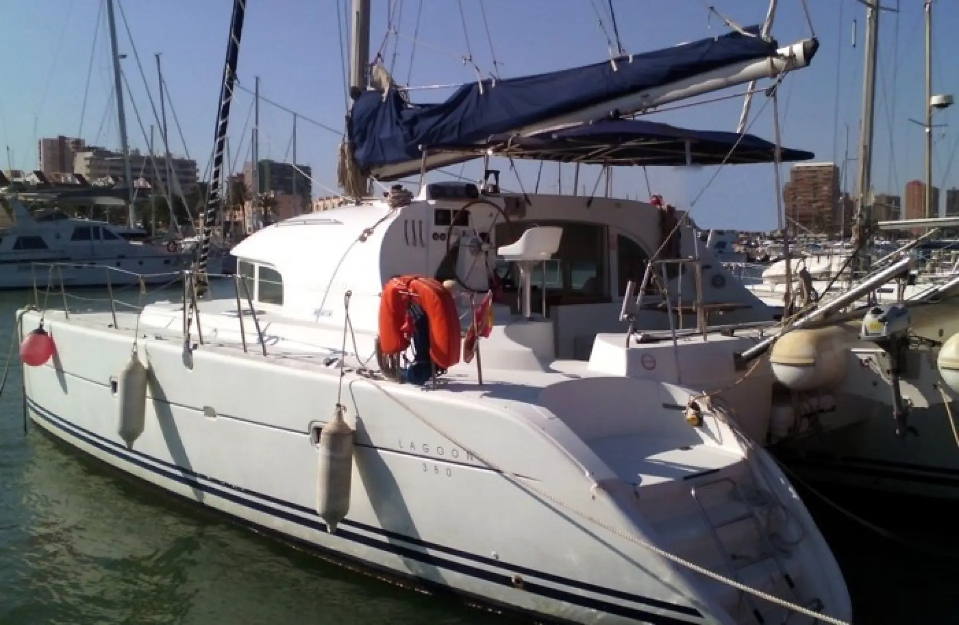 Lagoon 380 — 2/6