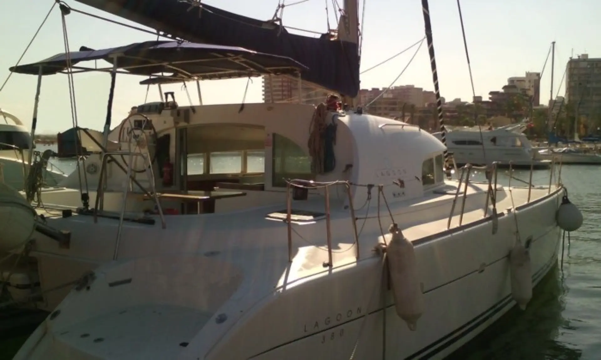 Lagoon 380 — 3/6