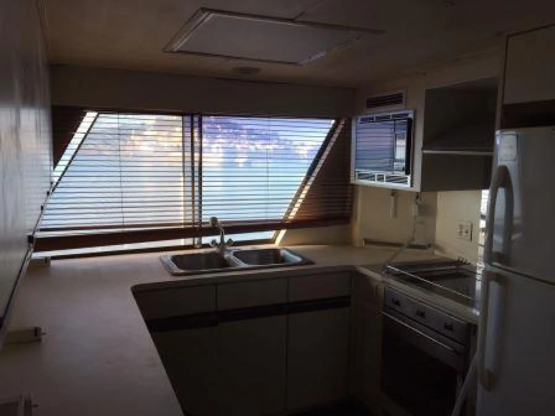 Hatteras 70 — 15/29