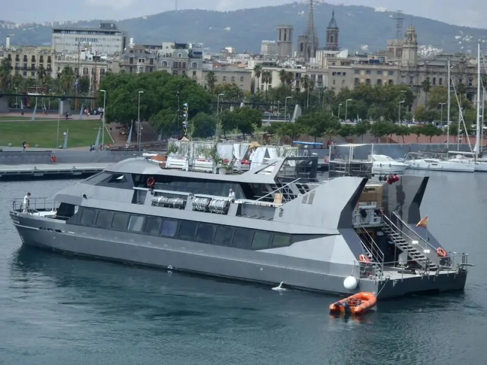 Catamaran pasaje y turismo para 350 pax · 1992