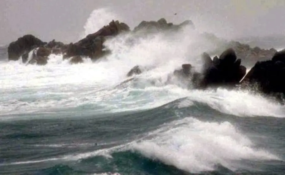 Echar aceite en las olas en un temporal