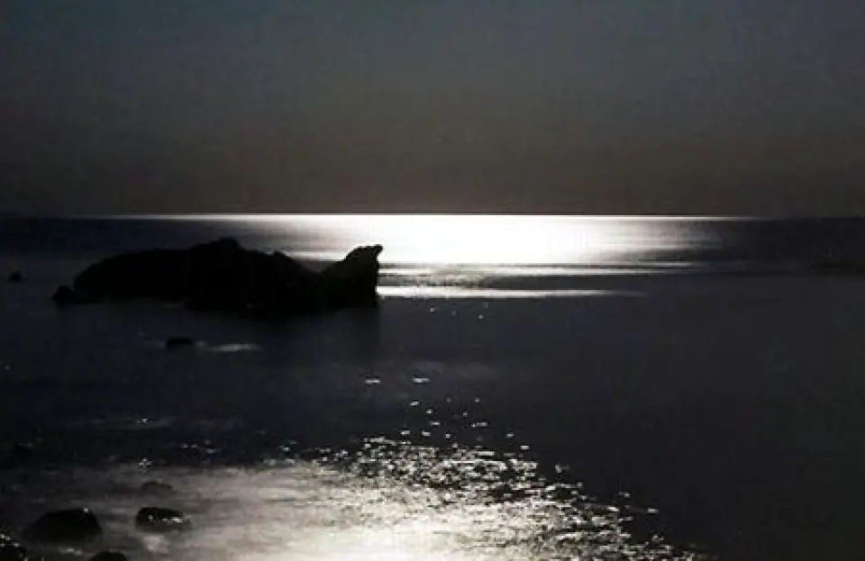 ¿Por qué vemos el cielo más negro y centelleante en alta mar?