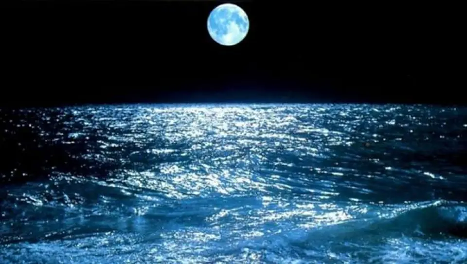 La inmensa Luna en el horizonte