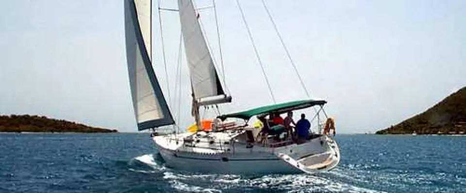 Velero con viento flojo, pero con motor