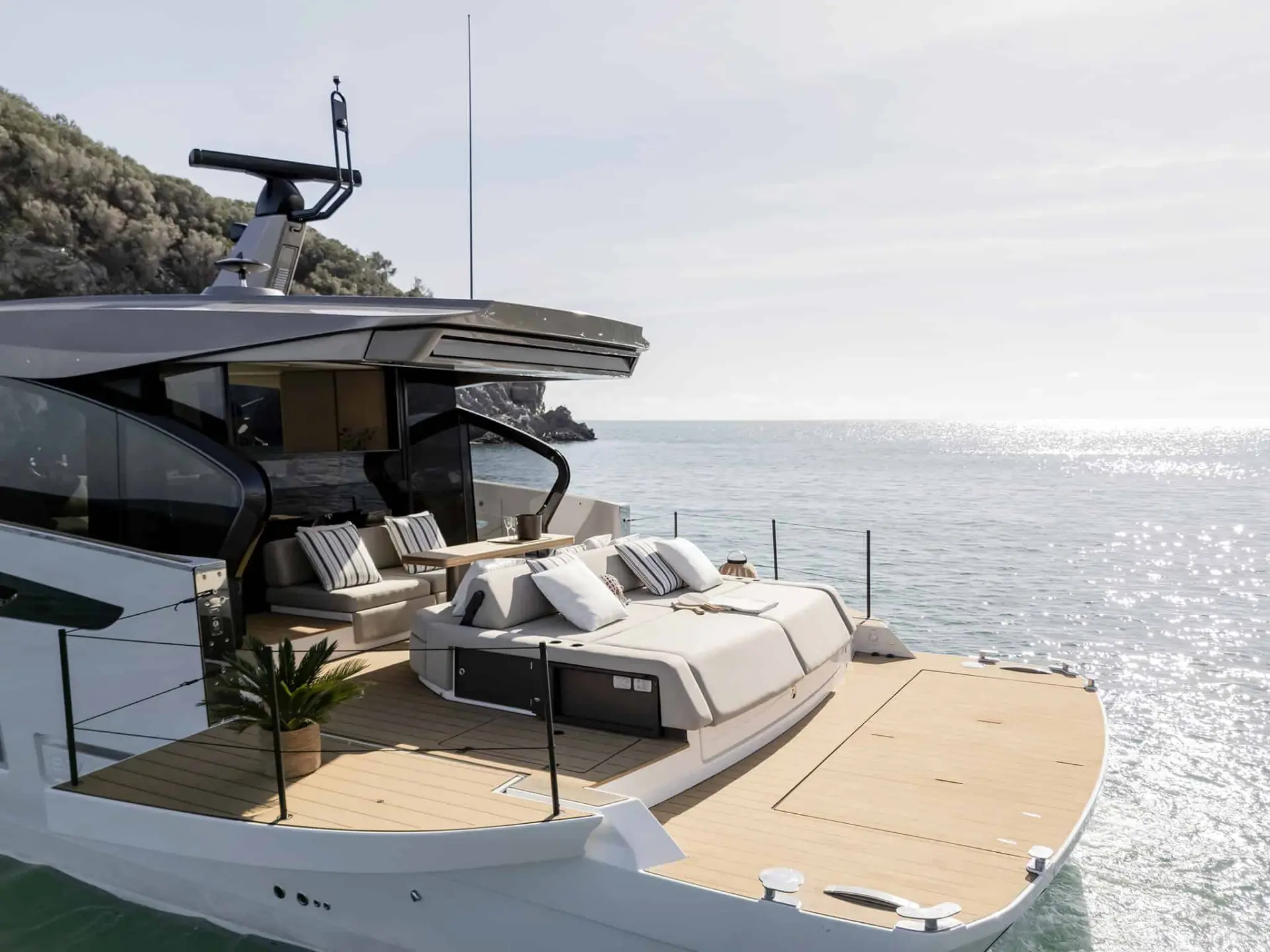 Azimut Seadeck 6: 17-metre, 55-foot hybrid yacht — 1/8