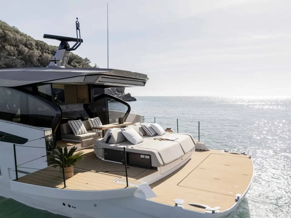 Azimut Seadeck 6: 17-metre, 55-foot hybrid yacht