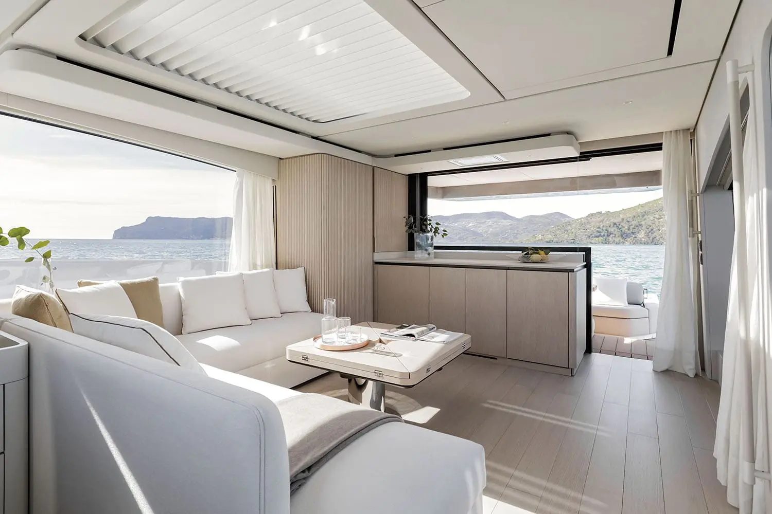 Azimut Seadeck 6: 17-metre, 55-foot hybrid yacht — 2/8