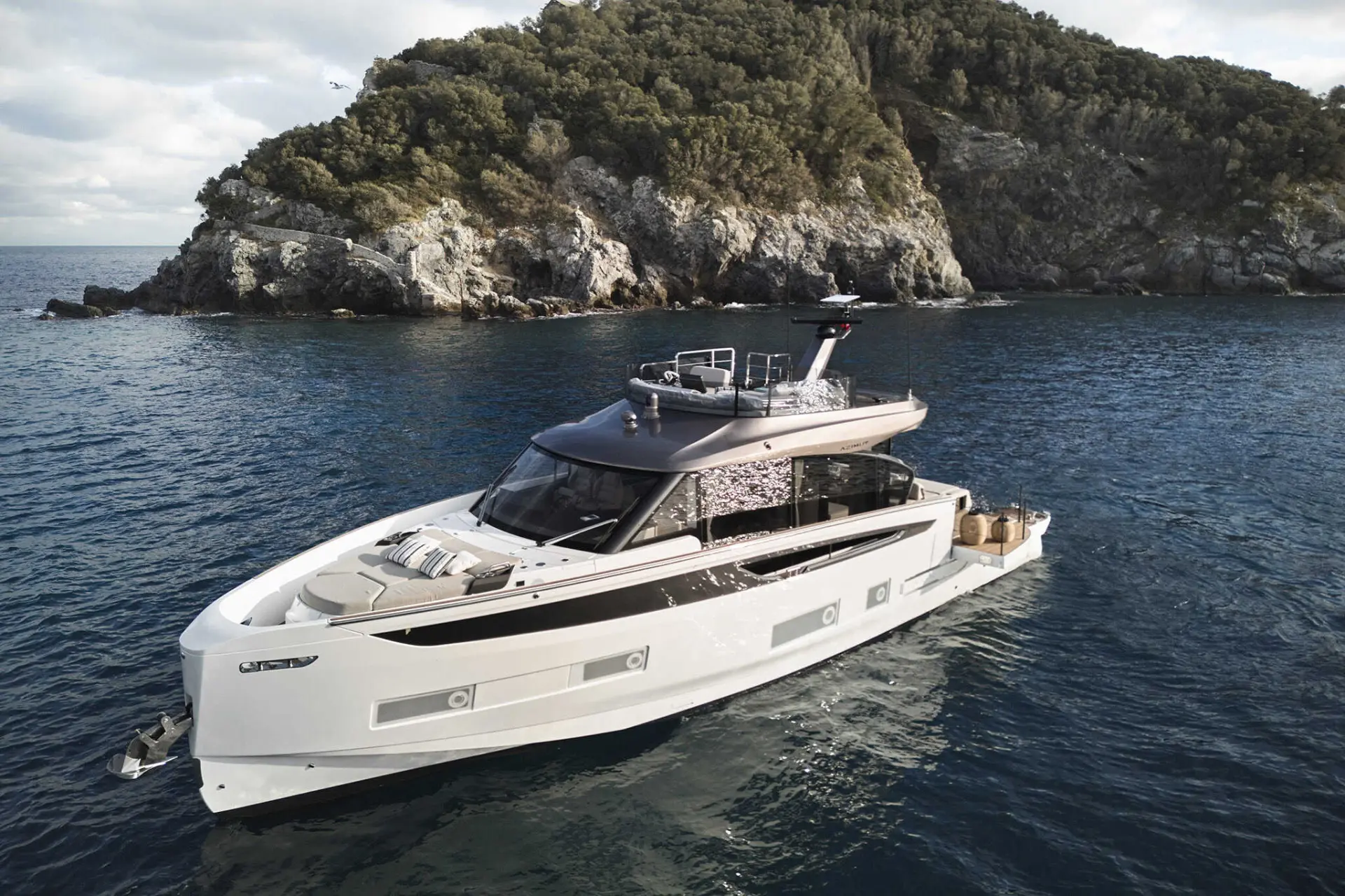 Azimut Seadeck 6: 17-metre, 55-foot hybrid yacht — 5/8