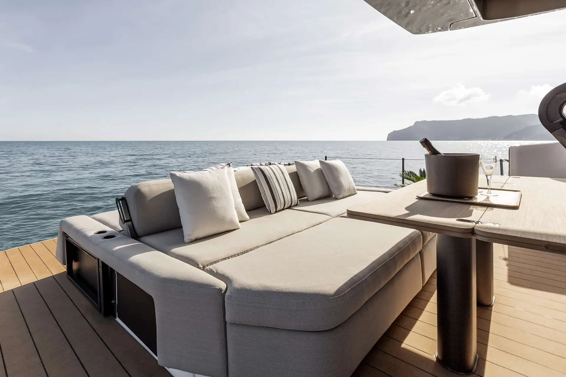 Azimut Seadeck 6: 17-metre, 55-foot hybrid yacht — 6/8