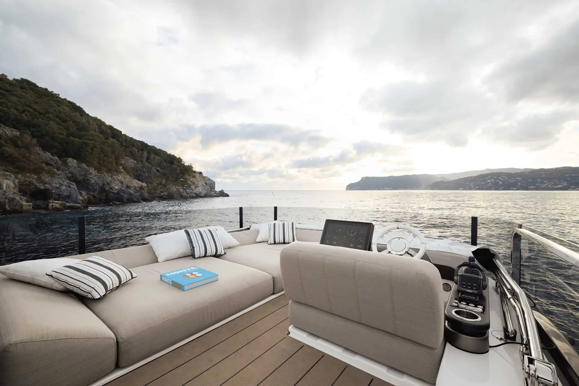 Azimut Seadeck 6: 17-metre, 55-foot hybrid yacht — 7/8