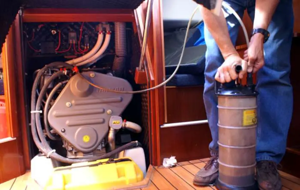 Cambiar el aceite al motor del barco