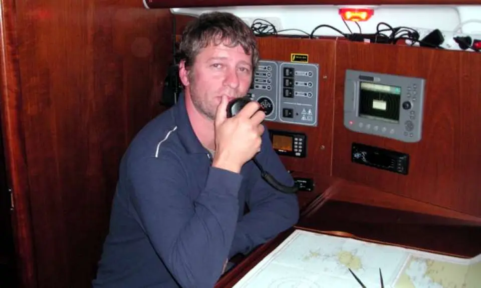 ¿Llamar por movil o por la VHF?