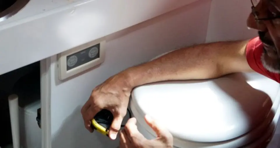 Reparar un WC eléctrico